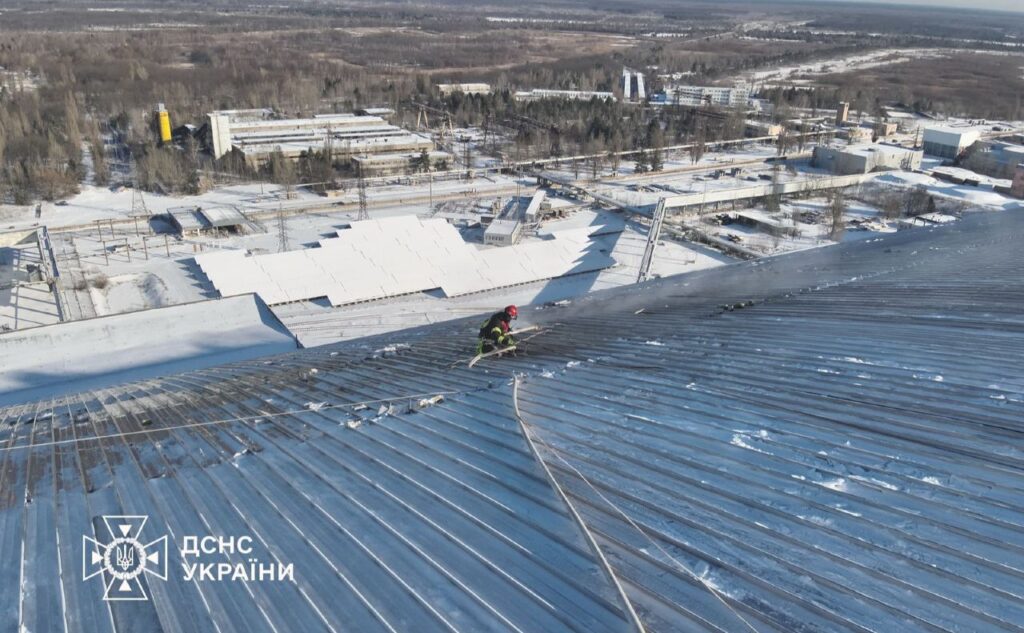 Ліквідація наслідків дронової атаки РФ на ЧАЕС. Фото ілюстративне: ДСНС Київщини (Фб)