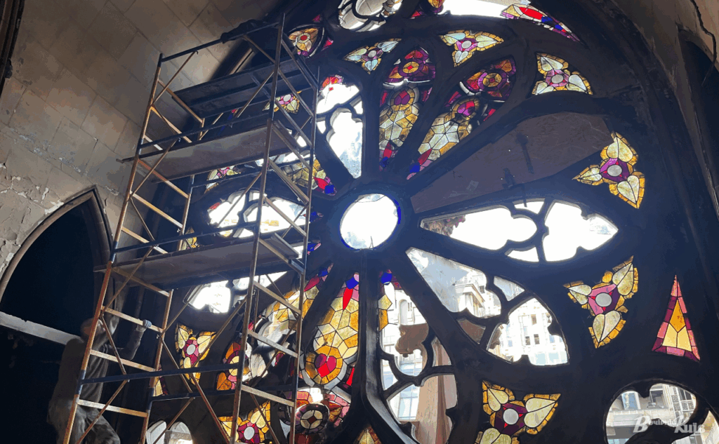 Центральний вітраж закрили одразу ж за кошти благодійників. Фото: Даша Гришина