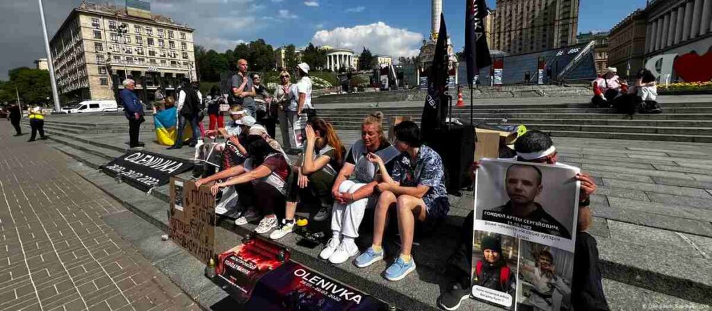 Акція голодування родичів полонених Росією "азовців" (Київ, 24 квітня 2025 року)Фото: Oleksandr Sawytskyj/DW