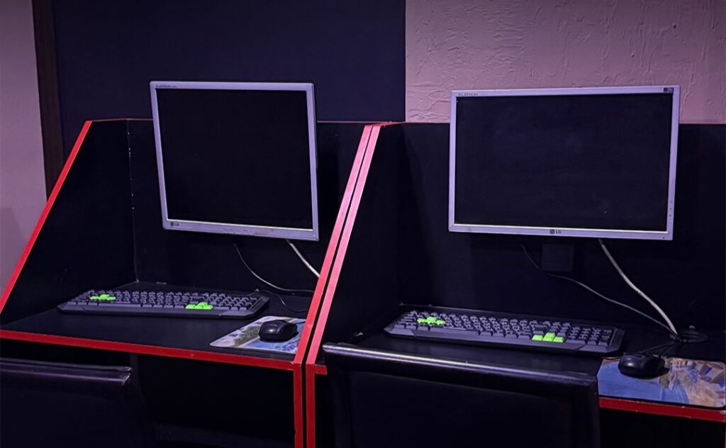 Детективи вилучили 150 комп’ютерів. Фото: БЕБ